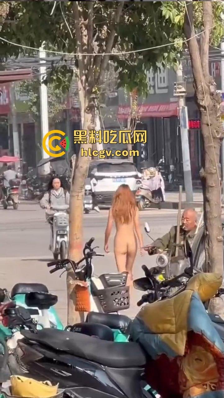 郑州惊现裸女出街，疑似LOL比赛BLG输给T1后赌气裸奔！肥臀当街晃眼，女子抖音『 Jing婧 』目前已销号!-12