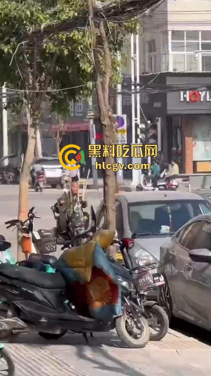 郑州惊现裸女出街，疑似LOL比赛BLG输给T1后赌气裸奔！肥臀当街晃眼，女子抖音『 Jing婧 』目前已销号!-13