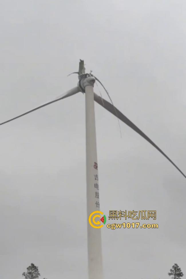 11月9日江西九江鄱阳湖服务区，吉电风扇叶突然断裂，玻璃纤维漫天飞舞，居民吸入有炸肺的风险，这都没人管？-2