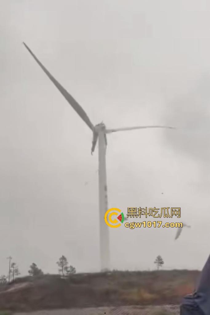 11月9日江西九江鄱阳湖服务区，吉电风扇叶突然断裂，玻璃纤维漫天飞舞，居民吸入有炸肺的风险，这都没人管？-3