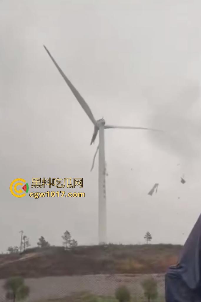11月9日江西九江鄱阳湖服务区，吉电风扇叶突然断裂，玻璃纤维漫天飞舞，居民吸入有炸肺的风险，这都没人管？-4