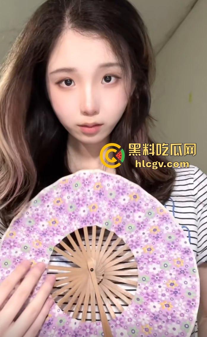 抖音骚货『果冻小姐』03年留学生，跳完手势舞就拉进群给你甩奶抖逼，裸舞自慰，真是价钱到位骚到极限！-4