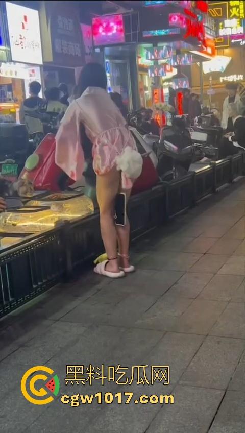 街头偶遇骚逼母狗执行主人的户外任务!齐逼短裙配透明小尾巴内裤,街头大胆露出,小骚逼玩刺激的是吧!-2