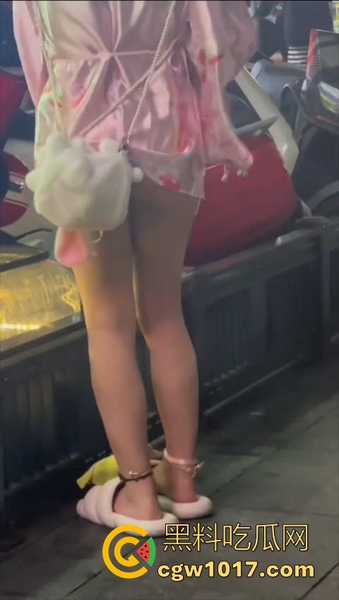 街头偶遇骚逼母狗执行主人的户外任务!齐逼短裙配透明小尾巴内裤,街头大胆露出,小骚逼玩刺激的是吧!-3