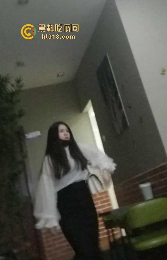 公司女同事上班期间跟男友聊骚,聊到感觉来了就去厕所掰穴自慰,被猥琐男跟踪偷拍!-1