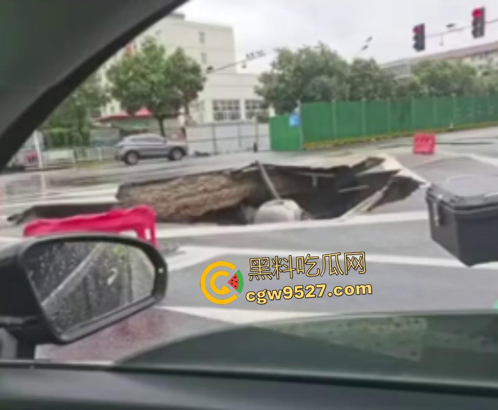 河北张家口马路地陷，车主猛踩油门到底都冲不上来，路面的水一直向下流，警察再不来人都要淹死了！-3