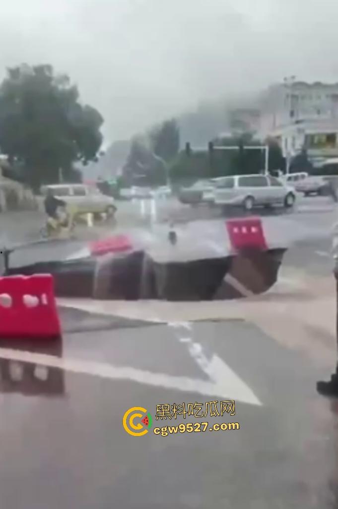 河北张家口马路地陷，车主猛踩油门到底都冲不上来，路面的水一直向下流，警察再不来人都要淹死了！-6