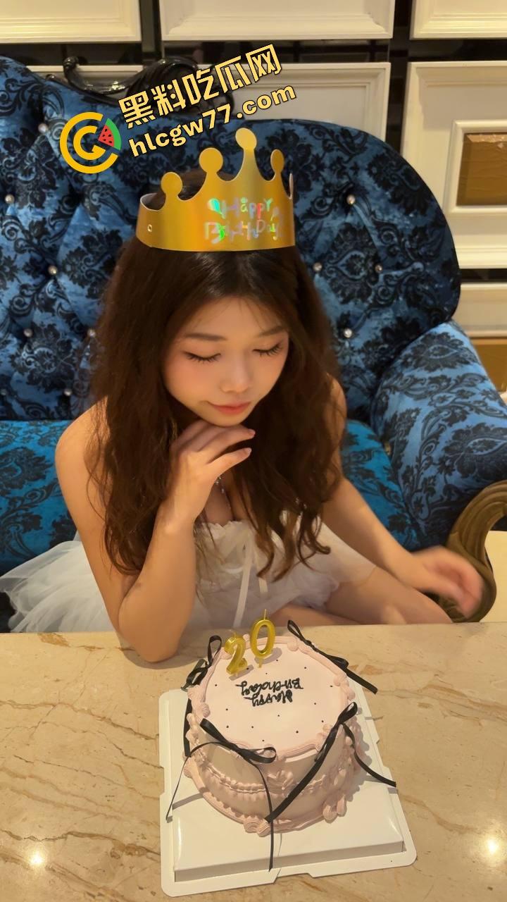 四川财大清纯女神『李嫣』白天是软萌学妹，深夜却在酒店给金主跪舔口交，拍照是人设张腿才是真相-4