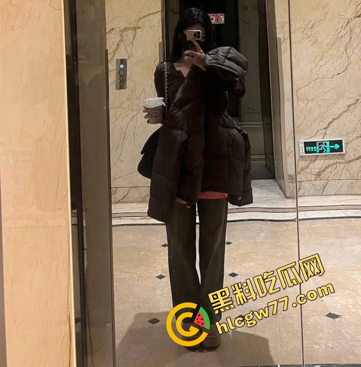 四川财大清纯女神『李嫣』白天是软萌学妹，深夜却在酒店给金主跪舔口交，拍照是人设张腿才是真相-9