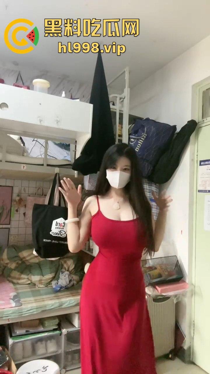 抖音网红【乔乔子】眼镜巨乳御姐玩擦边!大哥刷火箭就给看半露奶子,凭胸前凶器捞金无数!-1