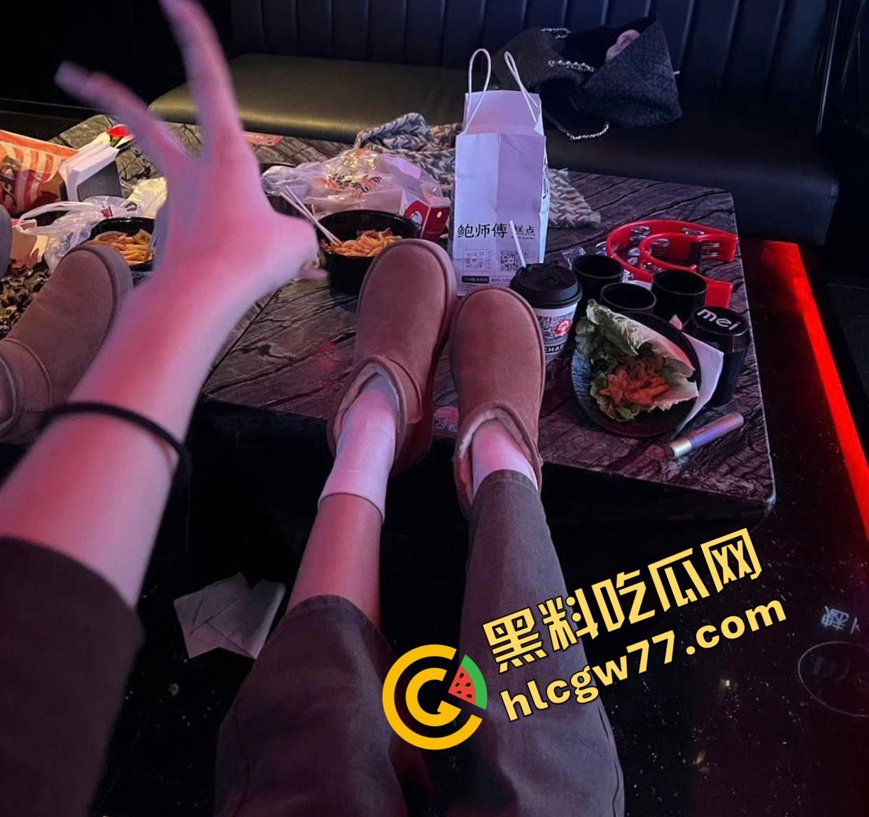 四川财大清纯女神『李嫣』白天是软萌学妹，深夜却在酒店给金主跪舔口交，拍照是人设张腿才是真相-16