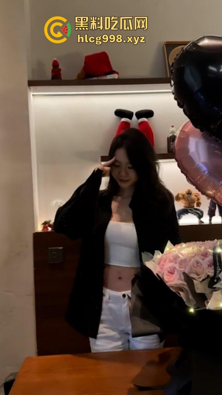 抖音网红【牛油果】季佩文早期不雅自拍视频泄密!真是不可多得的尤物!-10