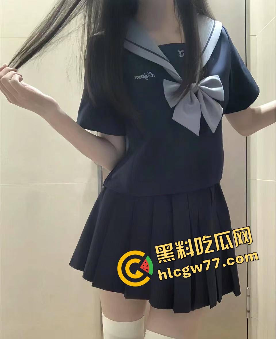 女友看起来是个文静学霸，舔狗给她点赞写早安，她在酒店被操翻还笑着说再来一发！-2