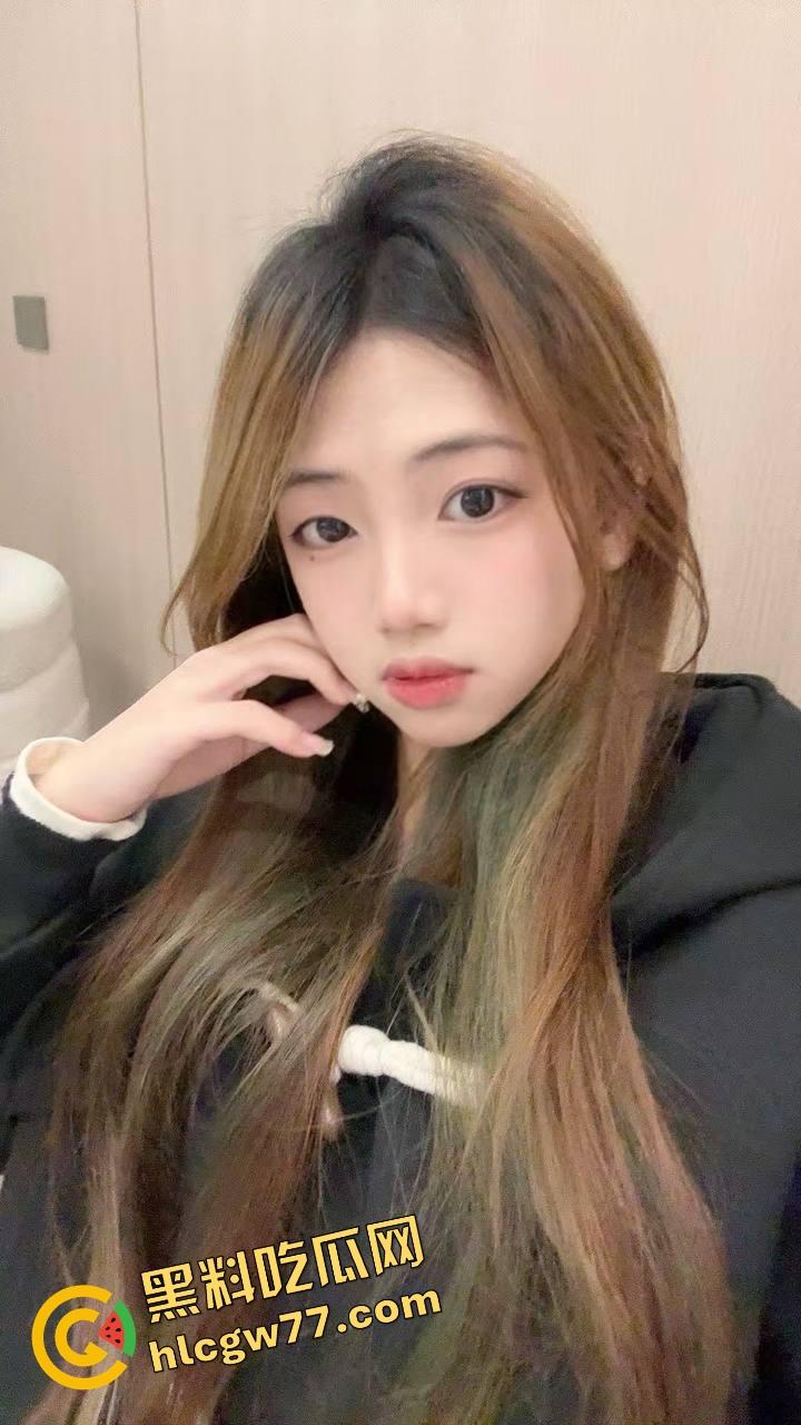 女友看起来是个文静学霸，舔狗给她点赞写早安，她在酒店被操翻还笑着说再来一发！-7