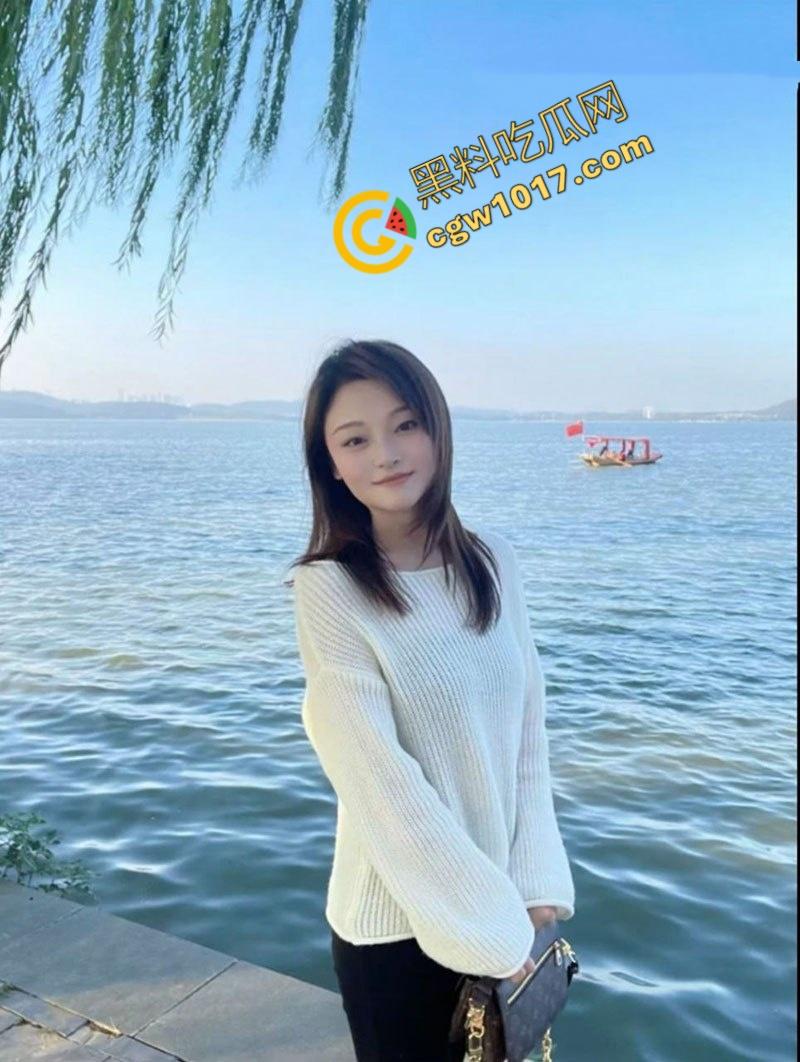 湖北恩施已婚美艳药剂师【丁在春】偷情视频曝光:酒店激情四射,调教母狗淫乱满屋,狼吞巨根勾人欲欢!-3