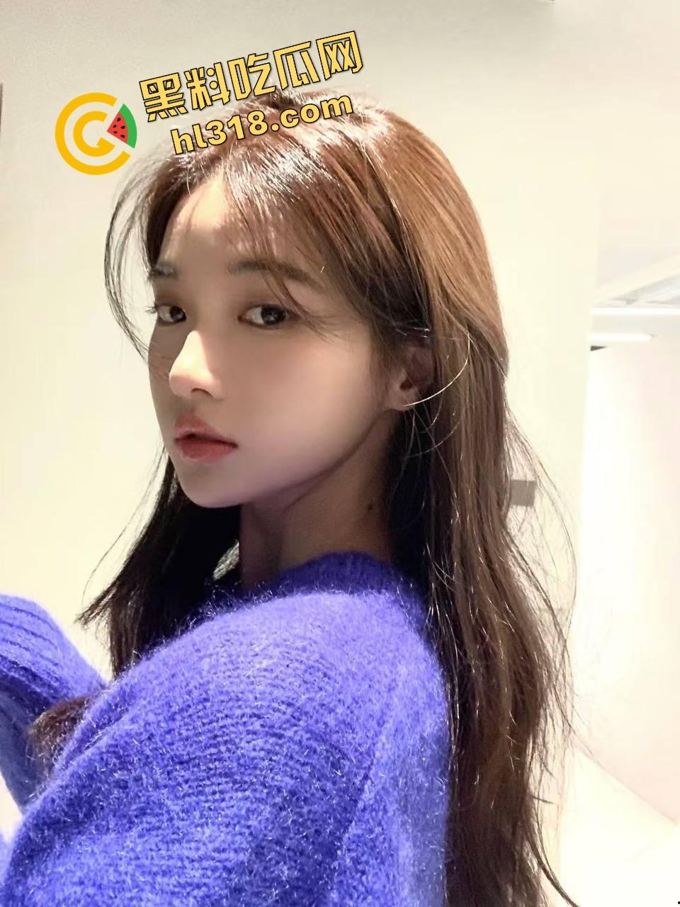 怪不得骚货都爱黑皮大鸡巴，巧克力从嘴到穴全都能用，反方向大黑棍插到翻白眼，这种花样谁不想试一试？-4