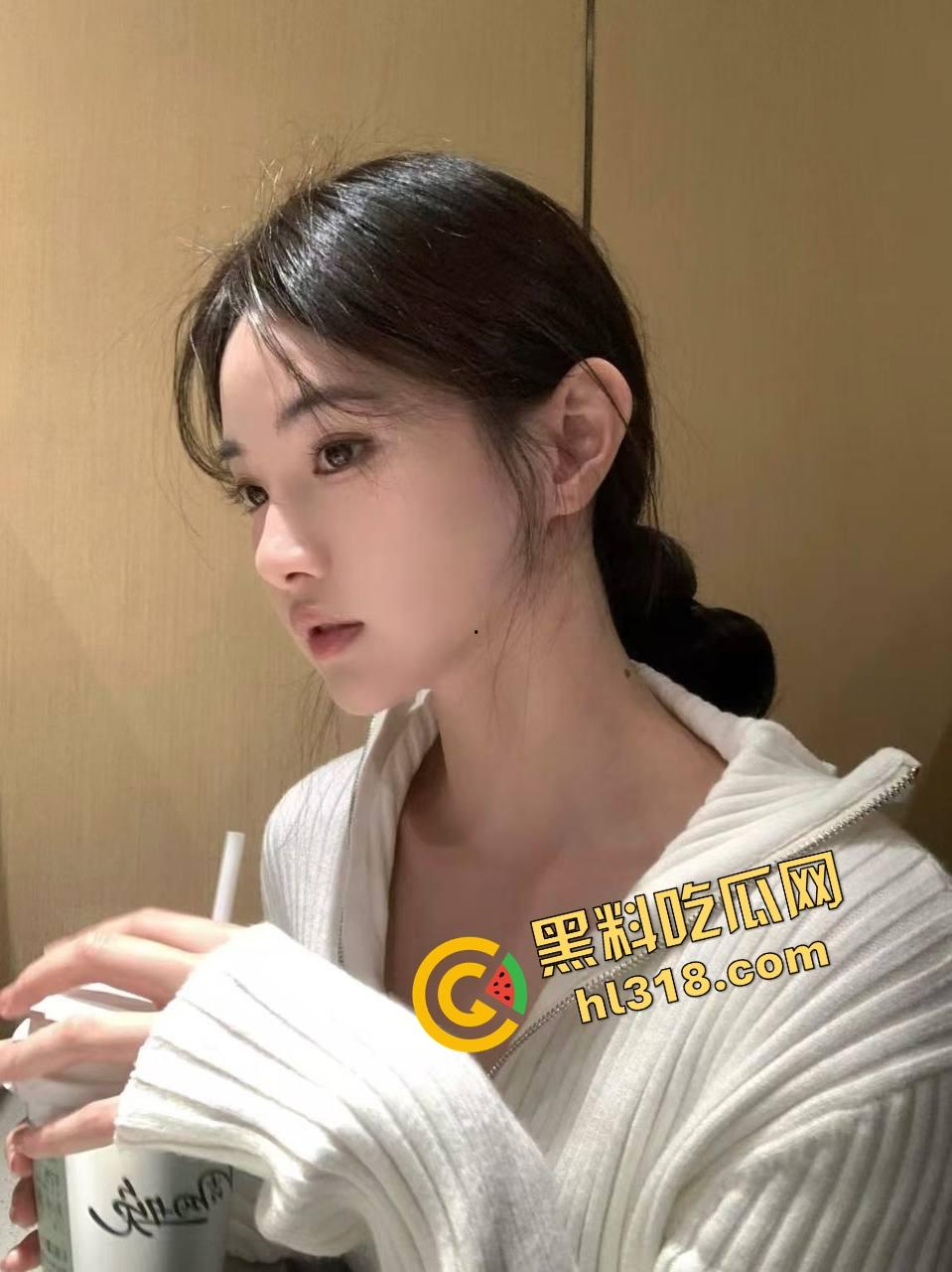 怪不得骚货都爱黑皮大鸡巴，巧克力从嘴到穴全都能用，反方向大黑棍插到翻白眼，这种花样谁不想试一试？-6