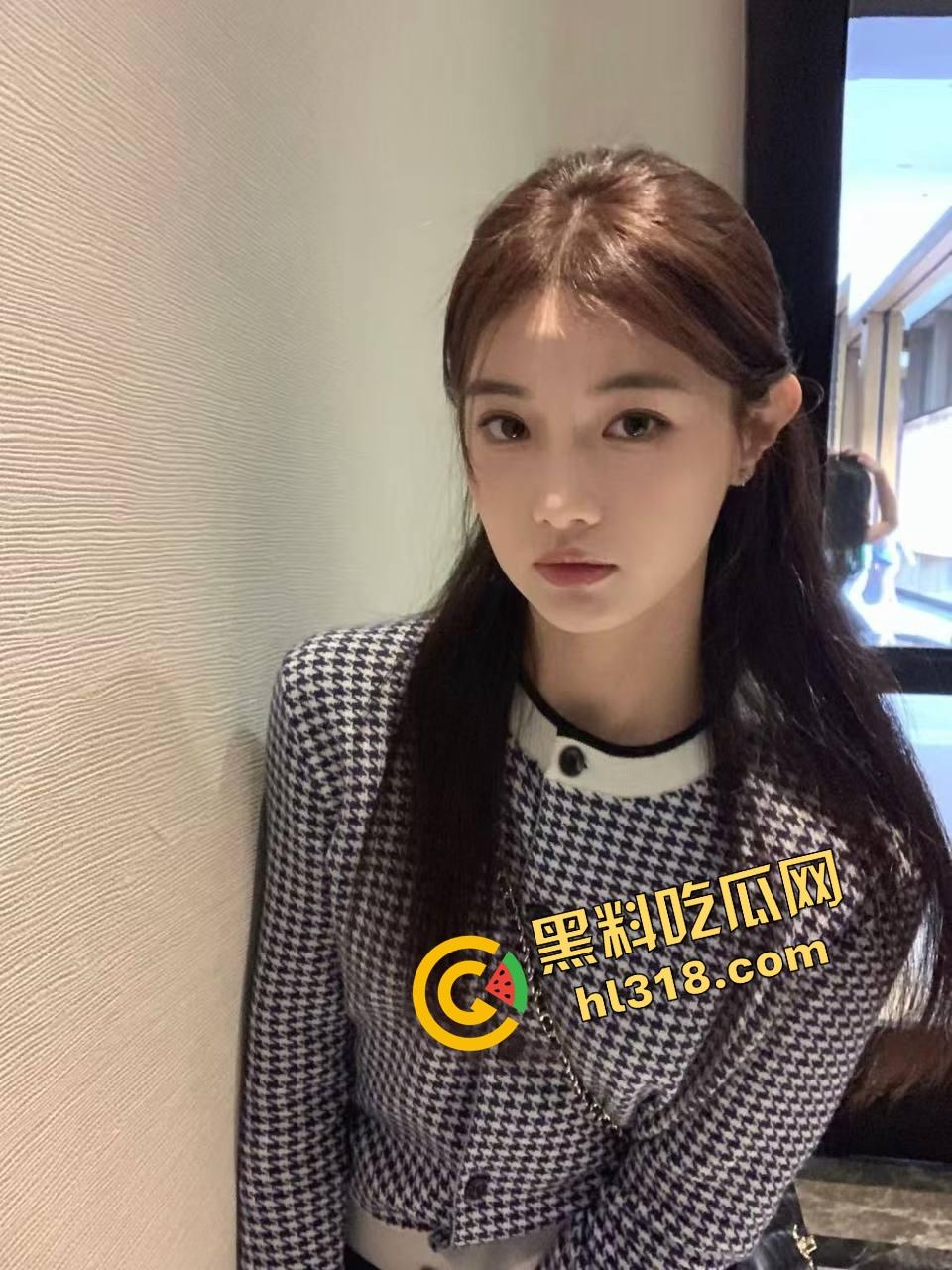 怪不得骚货都爱黑皮大鸡巴，巧克力从嘴到穴全都能用，反方向大黑棍插到翻白眼，这种花样谁不想试一试？-7