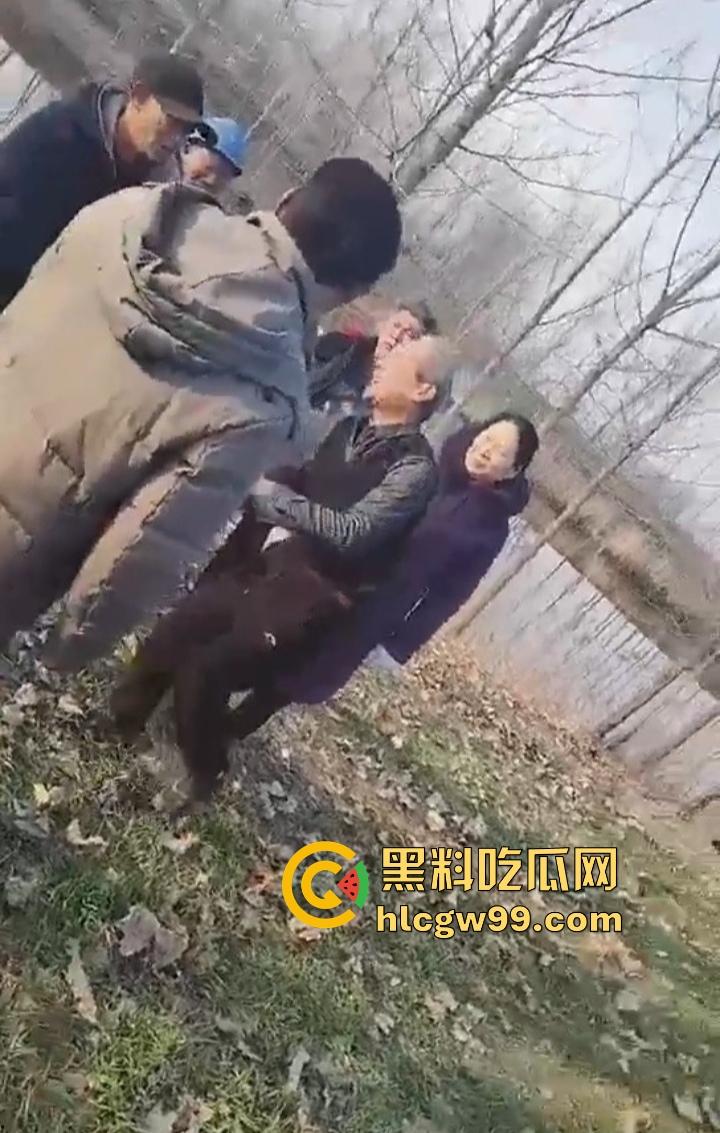 江苏五十多岁硬汉提着菜刀杀猪刀街头干架 现实版老炮儿 人狠话不多 上去就开砍!-4