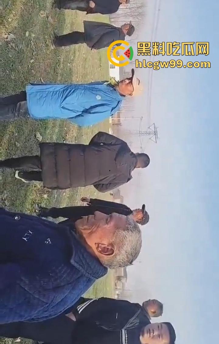 江苏五十多岁硬汉提着菜刀杀猪刀街头干架 现实版老炮儿 人狠话不多 上去就开砍!-5