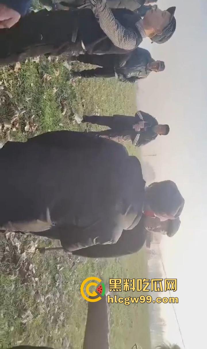 江苏五十多岁硬汉提着菜刀杀猪刀街头干架 现实版老炮儿 人狠话不多 上去就开砍!-7