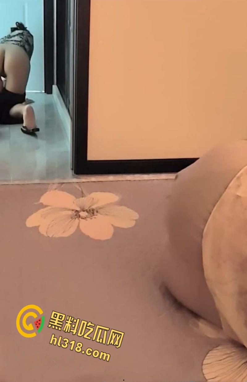 海角乱伦之乱伦亲妈,客厅发现亲妈自慰,背着阿姨在卫生间激情啪啪,老妈趴在洗手池前含泪挨炮!-3