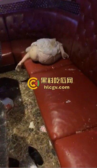 KTV陪酒小妹被灌醉多人轮流操，屁眼外翻像垃圾一样被扔地上！800块的小妹就被玩成这样真TM变态！-6