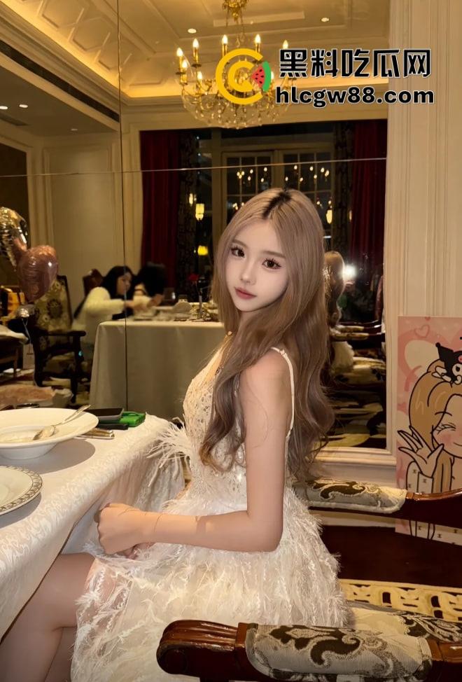 四川22岁骚鸡【林琳】包月卖逼当情人，吃一个月鸡巴换俩包，朋友圈晒包背地里卖逼！-3