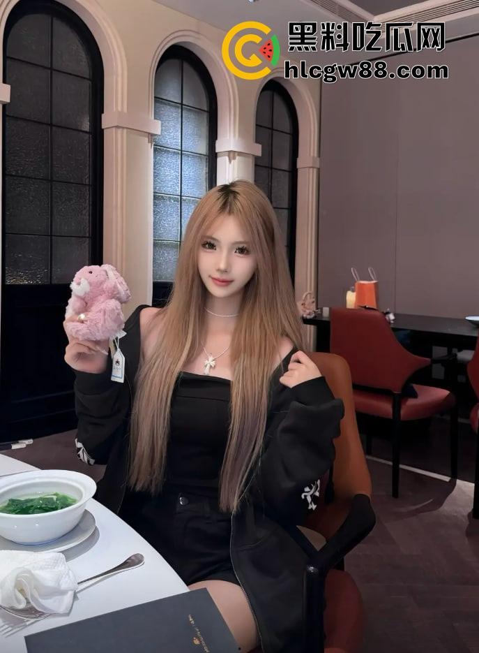 四川22岁骚鸡【林琳】包月卖逼当情人，吃一个月鸡巴换俩包，朋友圈晒包背地里卖逼！-12