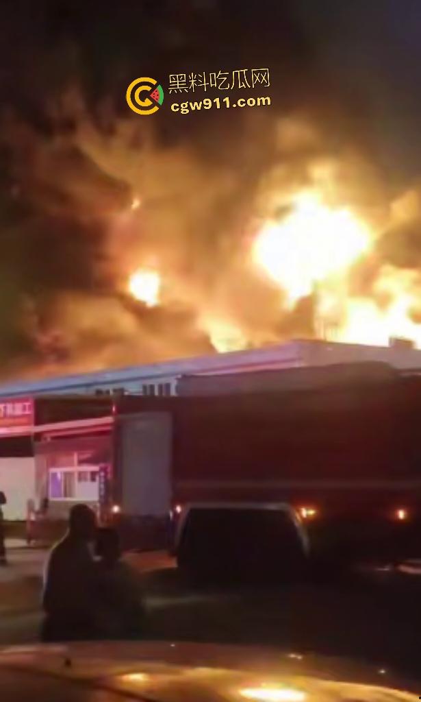 宁波姜山镇顺丰物流仓库惊天大火！高压路奥克斯旁熊熊烈焰，20余辆消防车鏖战一小时勉强控火！-7