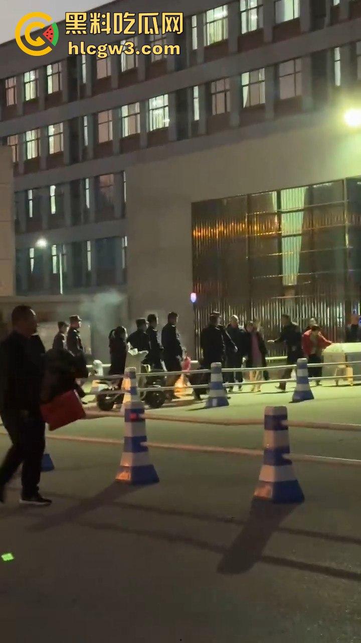 河北卓越中学六打一霸凌到死暴力命案曝光 受害者家属拖棺堵门 校方洗地堪比绝地求生！-10