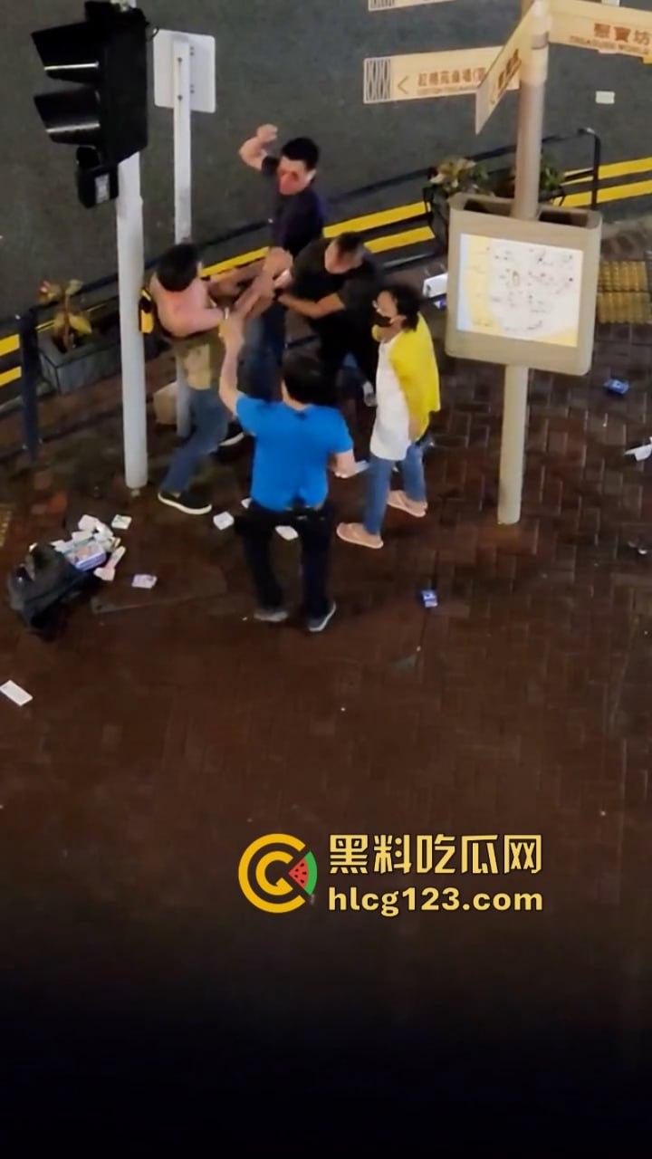 小偷夫妻挺猖狂!【黄埔新天地AEON】惊现“拿”货男女 被保安当众“打包”带走 丢人丢到家了!-2