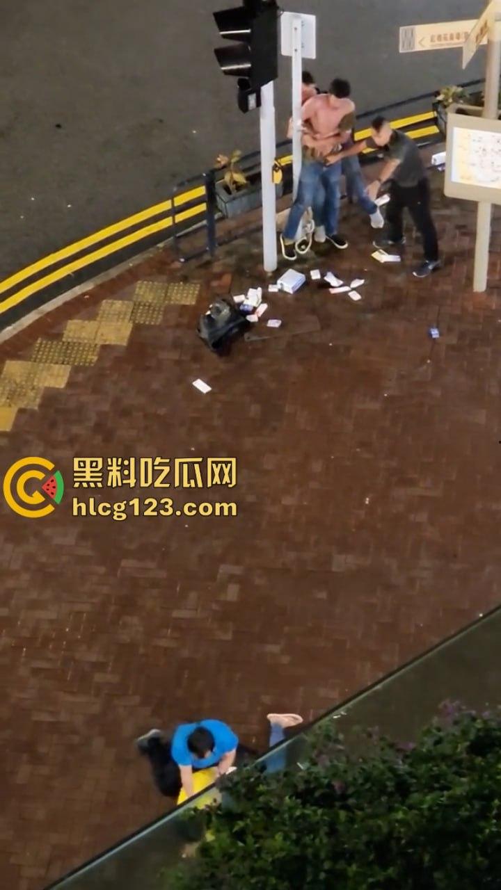 小偷夫妻挺猖狂!【黄埔新天地AEON】惊现“拿”货男女 被保安当众“打包”带走 丢人丢到家了!-6