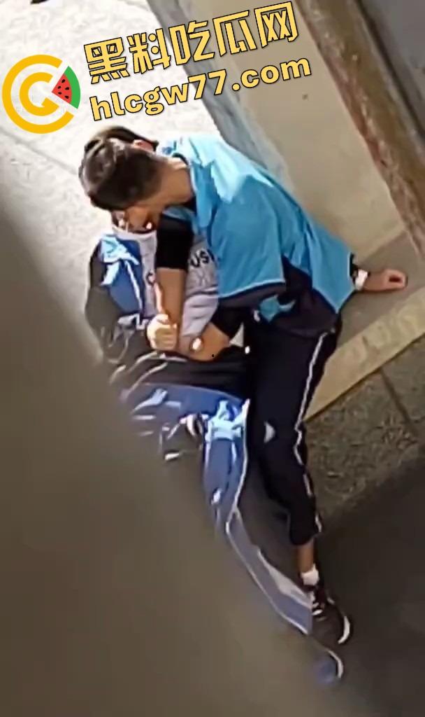 惠州二中高中情侣校服下偷偷开干，从抠逼亲热到无套换姿势，青春就是敢，Just do it！-5