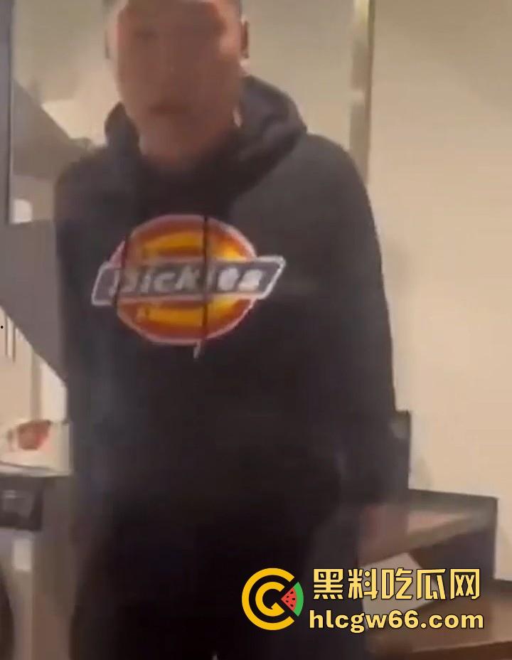 傻逼朋友又少了一个 小伙子马尿喝多了 即兴表演跳楼 丝毫不犹豫一跃而下!-1