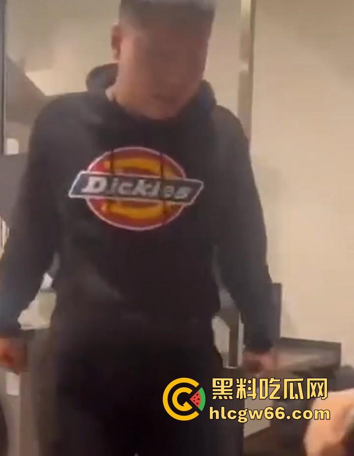 傻逼朋友又少了一个 小伙子马尿喝多了 即兴表演跳楼 丝毫不犹豫一跃而下!-2