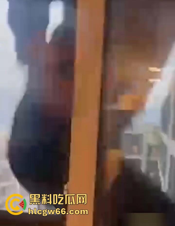 傻逼朋友又少了一个 小伙子马尿喝多了 即兴表演跳楼 丝毫不犹豫一跃而下!-4