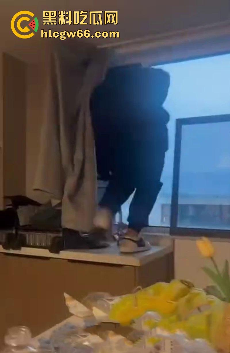 傻逼朋友又少了一个 小伙子马尿喝多了 即兴表演跳楼 丝毫不犹豫一跃而下!-7