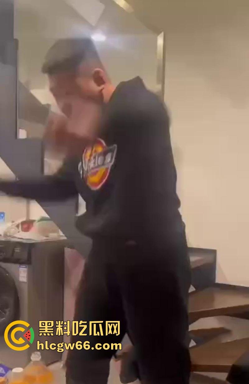 傻逼朋友又少了一个 小伙子马尿喝多了 即兴表演跳楼 丝毫不犹豫一跃而下!-10