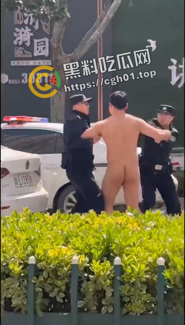 宿州市区内肌肉男裸奔 一人大战三名警察 路人都喊好 前排吃瓜直达-1
