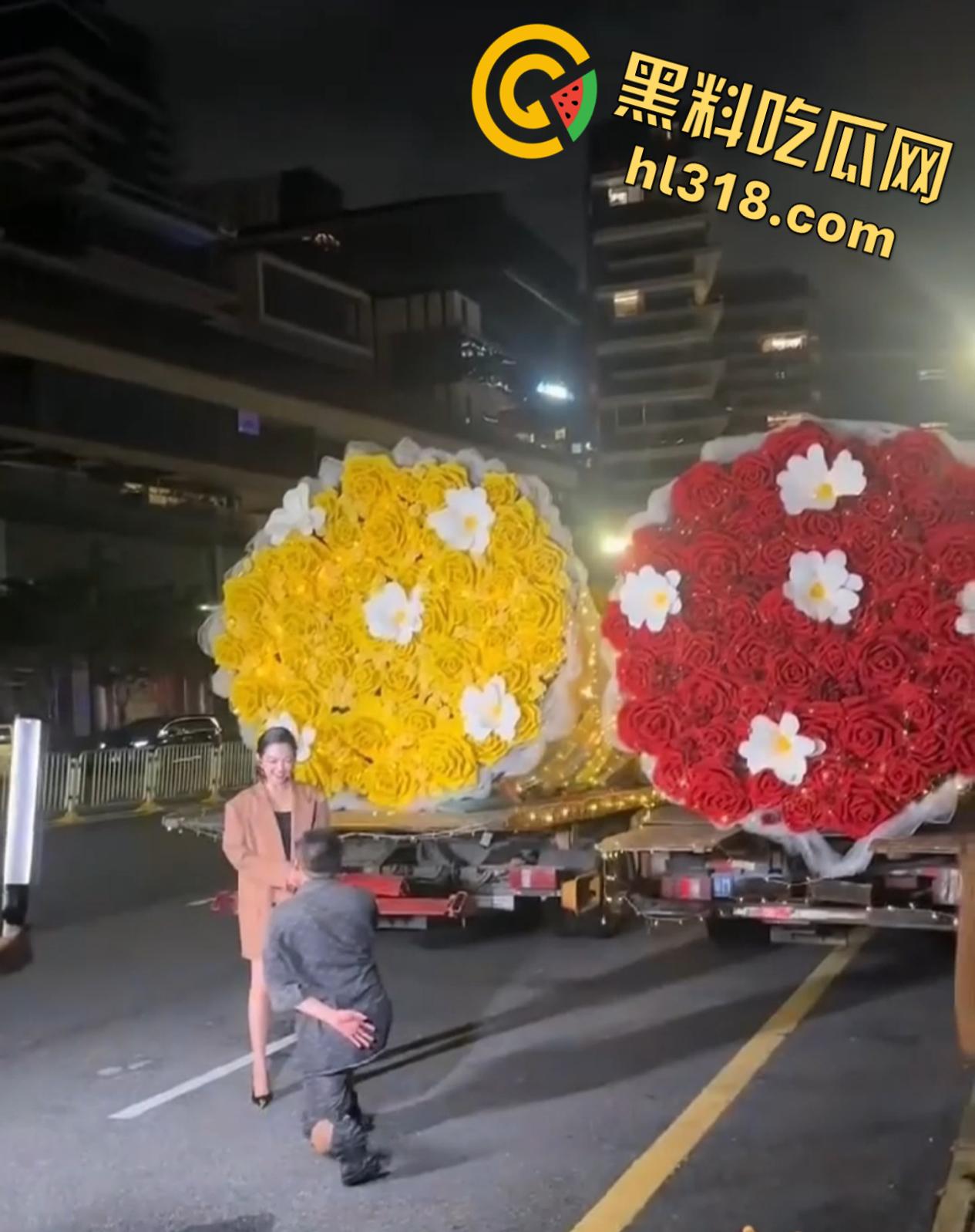 深圳南山区苑南路，老牛吃嫩草求婚现场，送俩束超大鲜花，多大的屋子才能搁下这两个大玩意儿 !-4