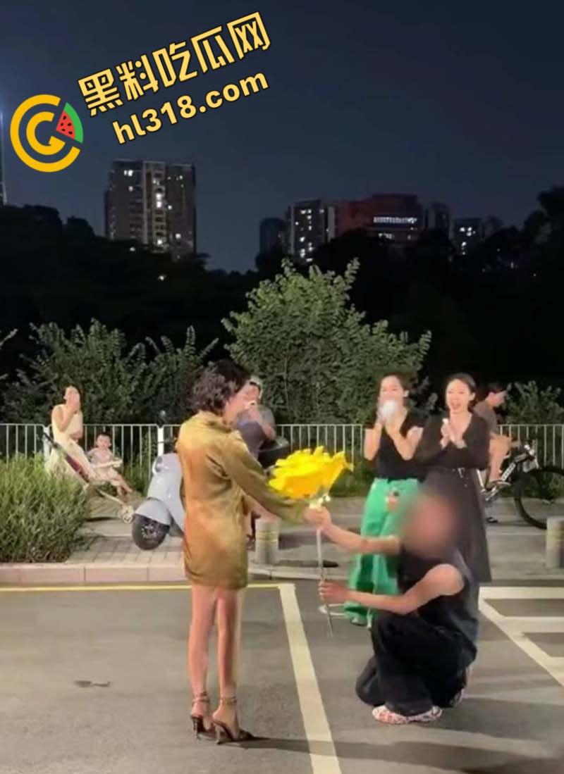 深圳南山区苑南路，老牛吃嫩草求婚现场，送俩束超大鲜花，多大的屋子才能搁下这两个大玩意儿 !-5