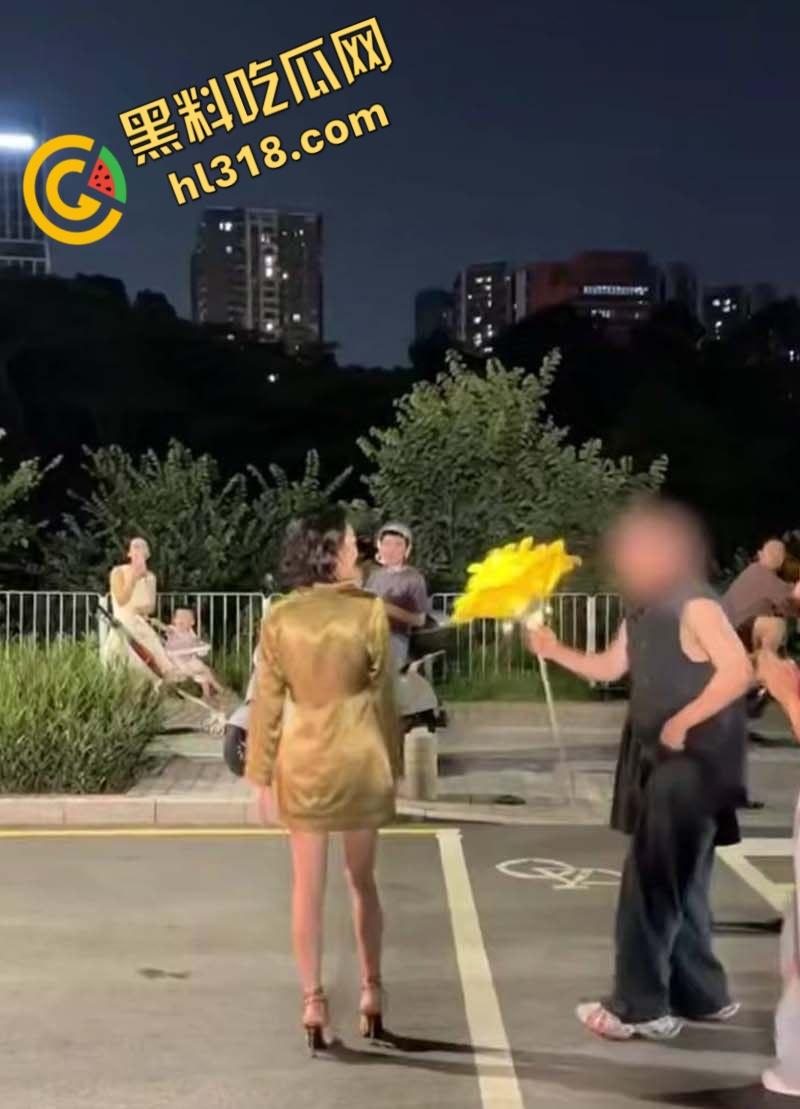 深圳南山区苑南路，老牛吃嫩草求婚现场，送俩束超大鲜花，多大的屋子才能搁下这两个大玩意儿 !-6