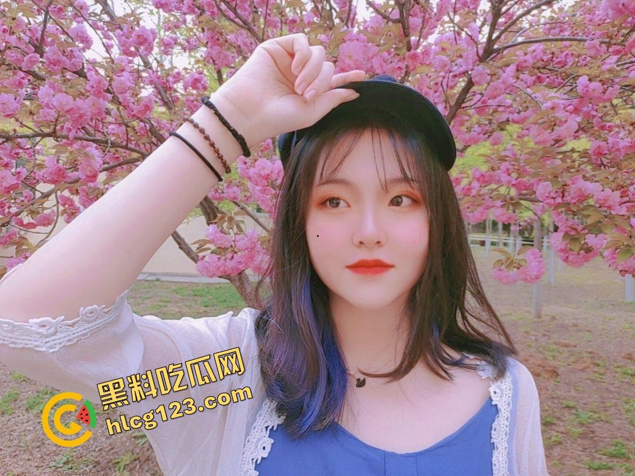 武汉眼镜反差妹床照流出！骚得彻底，但素颜照真实到吓人！-3