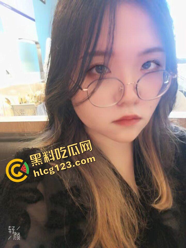 武汉眼镜反差妹床照流出！骚得彻底，但素颜照真实到吓人！-5