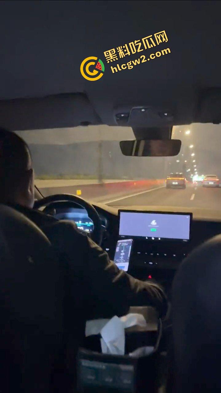 重庆清纯眼镜妹反差骚婊『孟嘉艺』滴滴司机面前露出调教！出租车变淫乱现场！独家流出！-2