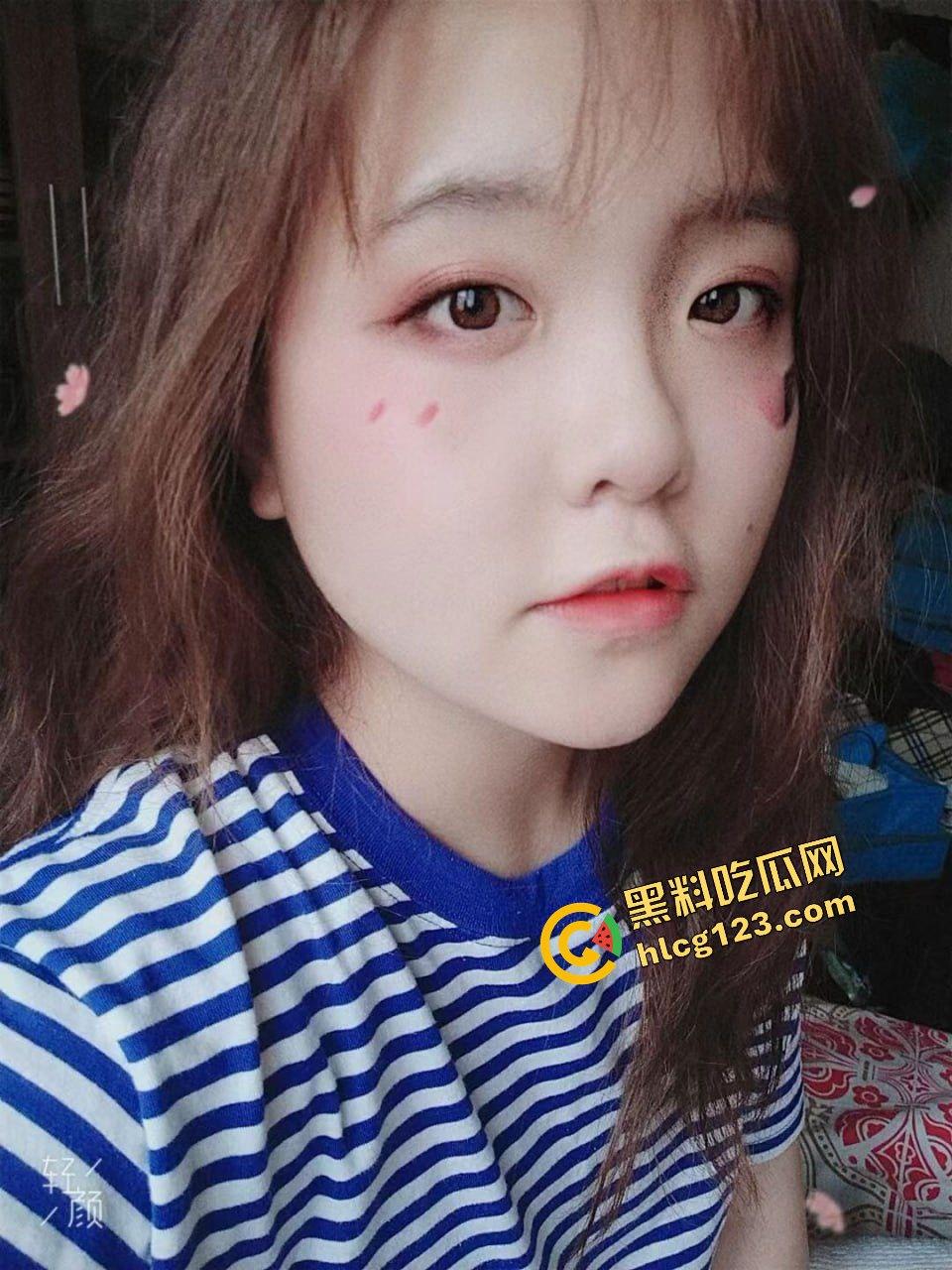 武汉眼镜反差妹床照流出！骚得彻底，但素颜照真实到吓人！-6