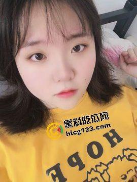 武汉眼镜反差妹床照流出！骚得彻底，但素颜照真实到吓人！-9