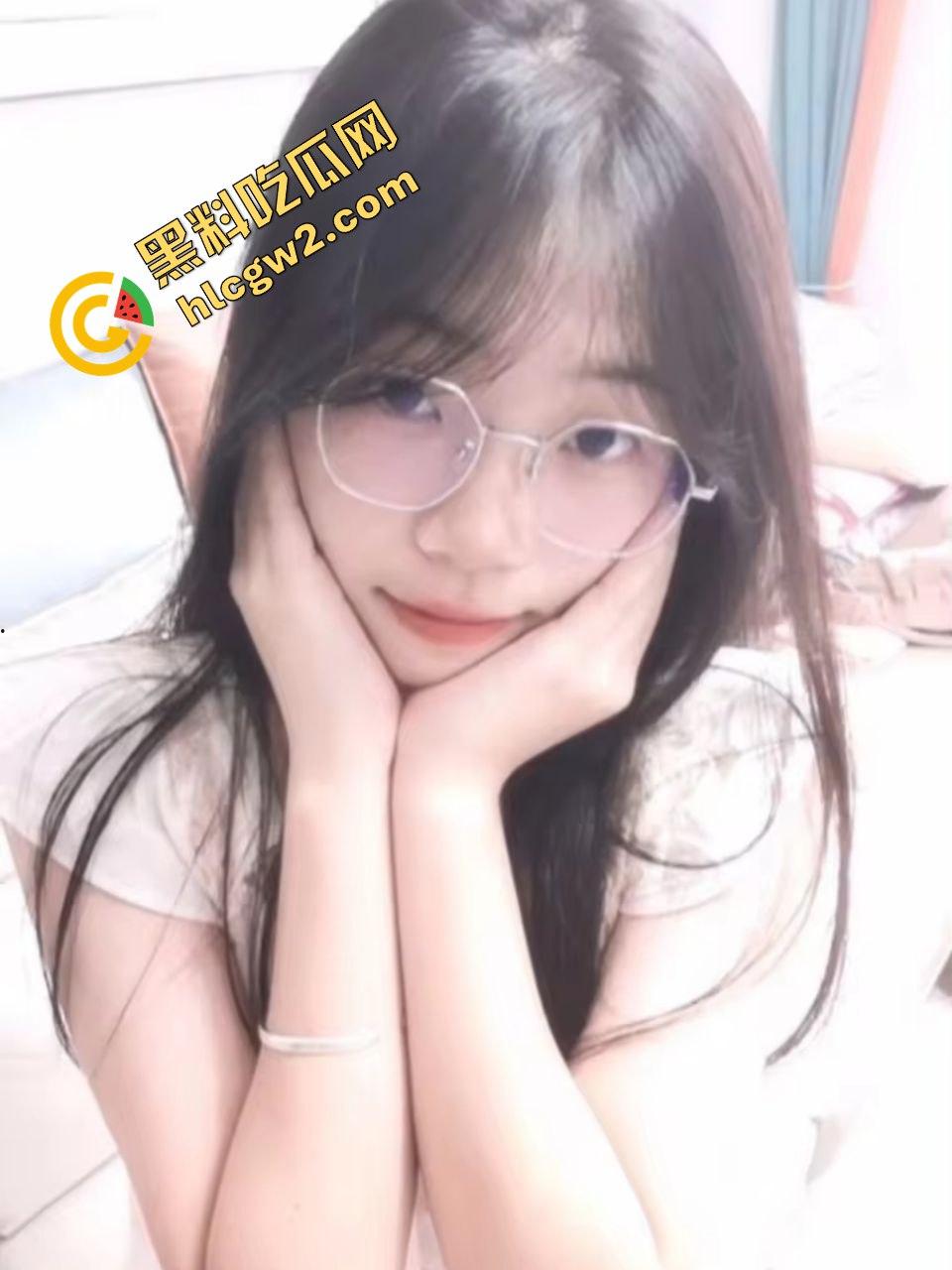 重庆清纯眼镜妹反差骚婊『孟嘉艺』滴滴司机面前露出调教！出租车变淫乱现场！独家流出！-5