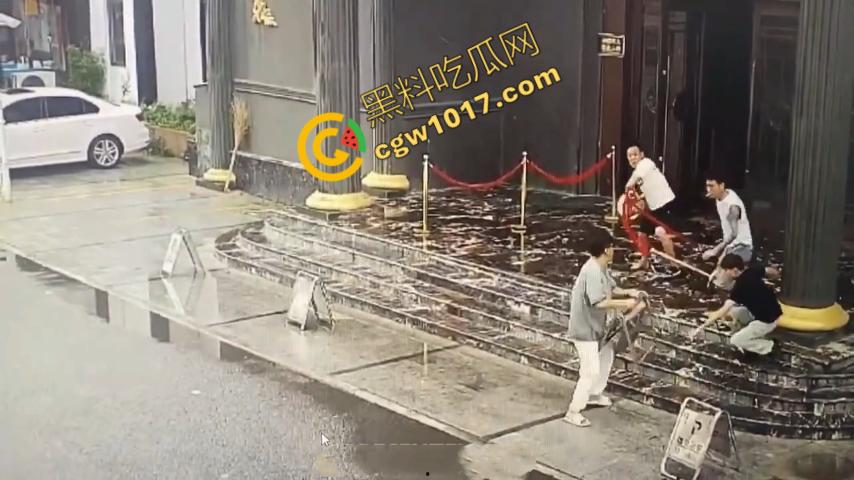 血腥暴力!两男子被疯狂催收员砍伤!街头刀光剑影,鲜血四溅,高利贷催收员下手无情,横行无忌-3